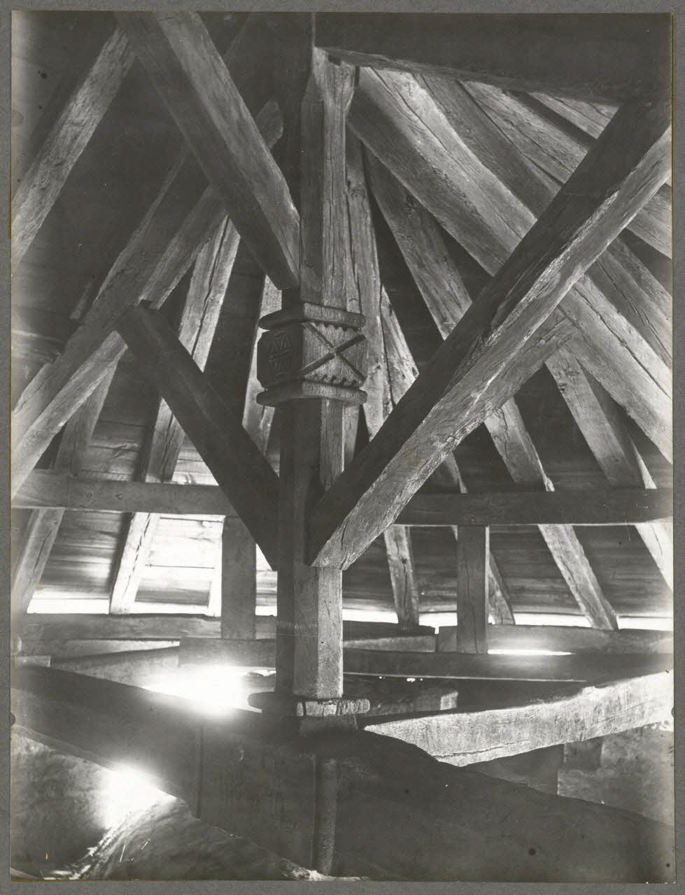 Casabianca photographie Ferme de charpente portant la date 1470. Monument historique Aquitaine, France 1943 Ph.1943.154.1 Photo