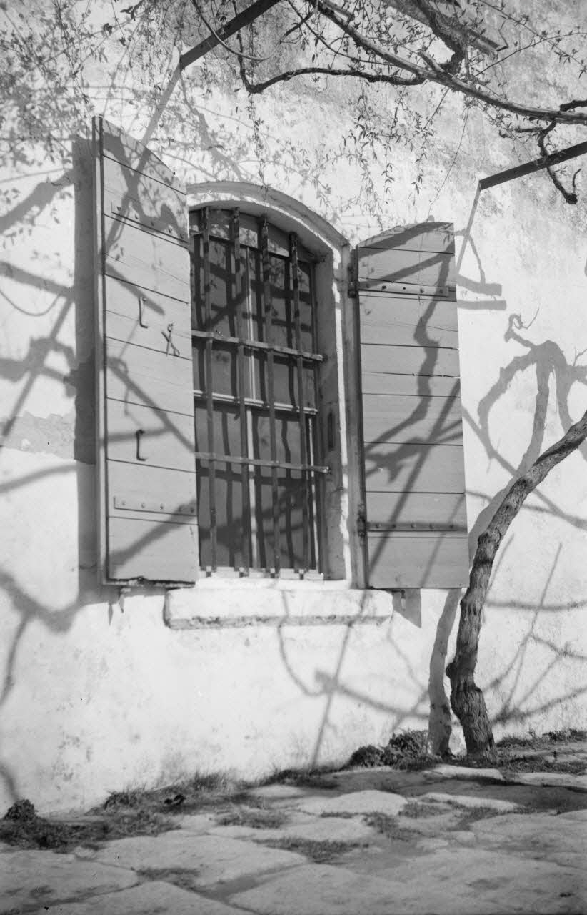 Roger Pepiot photographie Mas des marchands. Fenêtre de la cuisine Provence-Alpes-Côte d'Azur, France 1943/2/1 Ph.1943.190.101 Photo