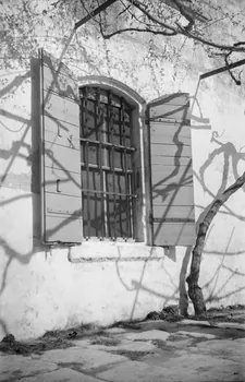 Roger Pepiot photographie Mas des marchands. Fenêtre de la cuisine Provence-Alpes-Côte d'Azur, France 1943/2/1 Ph.1943.190.101 Photo