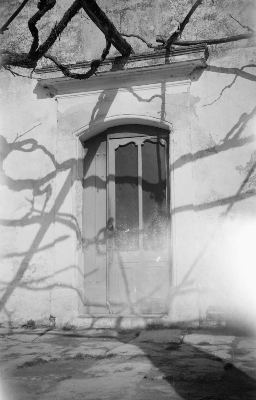 Roger Pepiot photographie Mas des marchands. Porte d'entrée Provence-Alpes-Côte d'Azur, France 1943/2/1 Ph.1943.190.102 Photo
