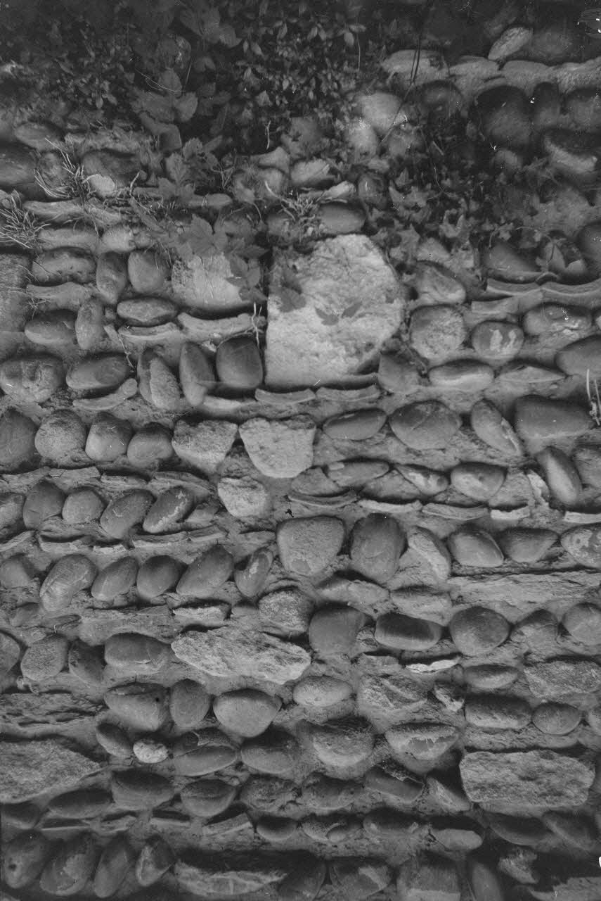 Roger Pepiot photographie Mas Pierre. Masele. Murs en galets Provence-Alpes-Côte d'Azur, France 1943/9/1 Ph.1943.190.9 Photo