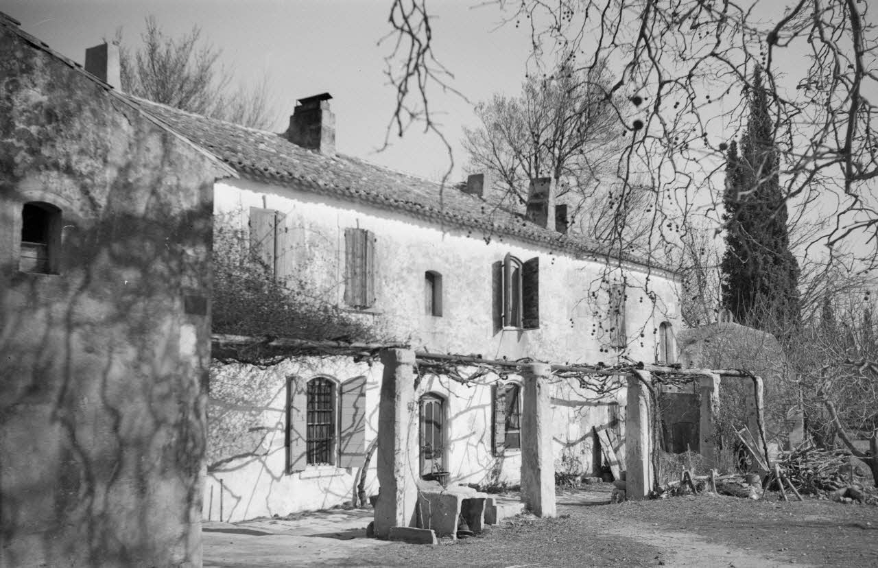Roger Pepiot photographie Mas des marchands. Façade habitation Provence-Alpes-Côte d'Azur, France 1943/2/1 Ph.1943.190.99 Photo