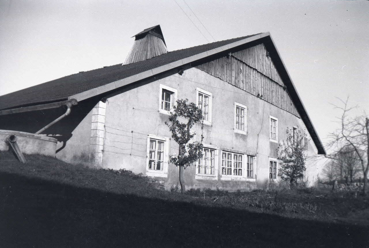 Pierre Henry photographie Façade sud-est d'une maison Franche-Comté, France 1942/12/16 Ph.1943.248.12 Photo