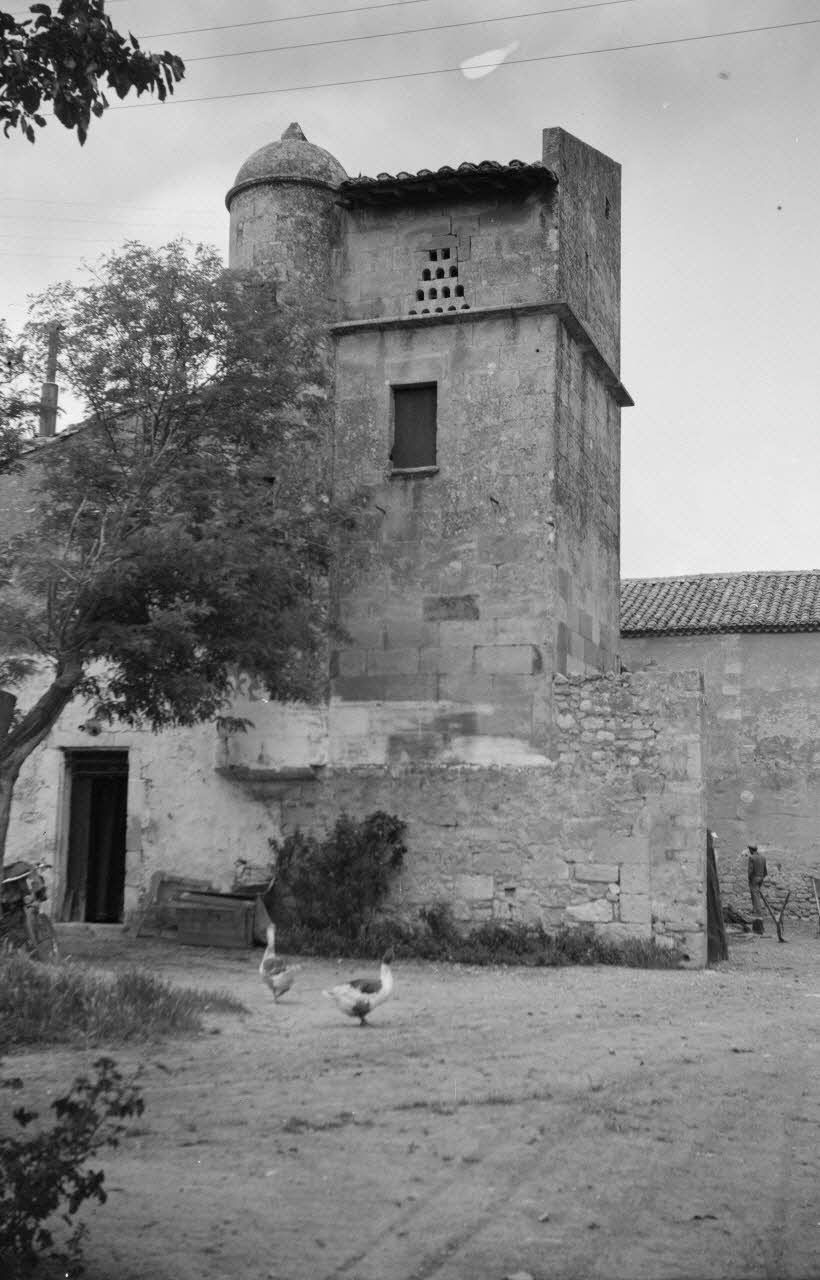 Roger Pepiot photographie Mas de Brunel. Tour Provence-Alpes-Côte d'Azur, France 1943/5/1 Ph.1943.259.10 Photo