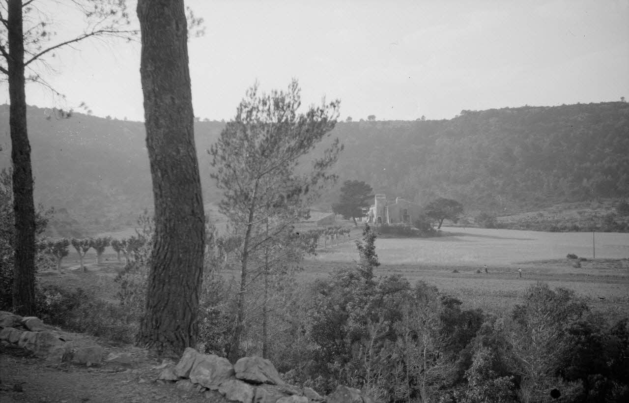 Roger Pepiot photographie "Les Benfillons". Mas des Reynaud Provence-Alpes-Côte d'Azur, France 1943/6/1 Ph.1943.259.17 Photo