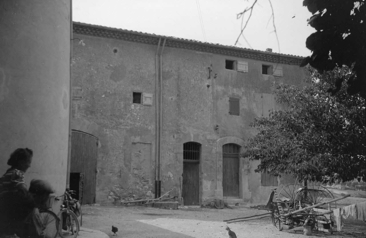 Roger Pepiot photographie Chez Monsieur A. Rinaud. La grande bastide ferme Provence-Alpes-Côte d'Azur, France 1943/7/1 Ph.1943.259.27 Photo