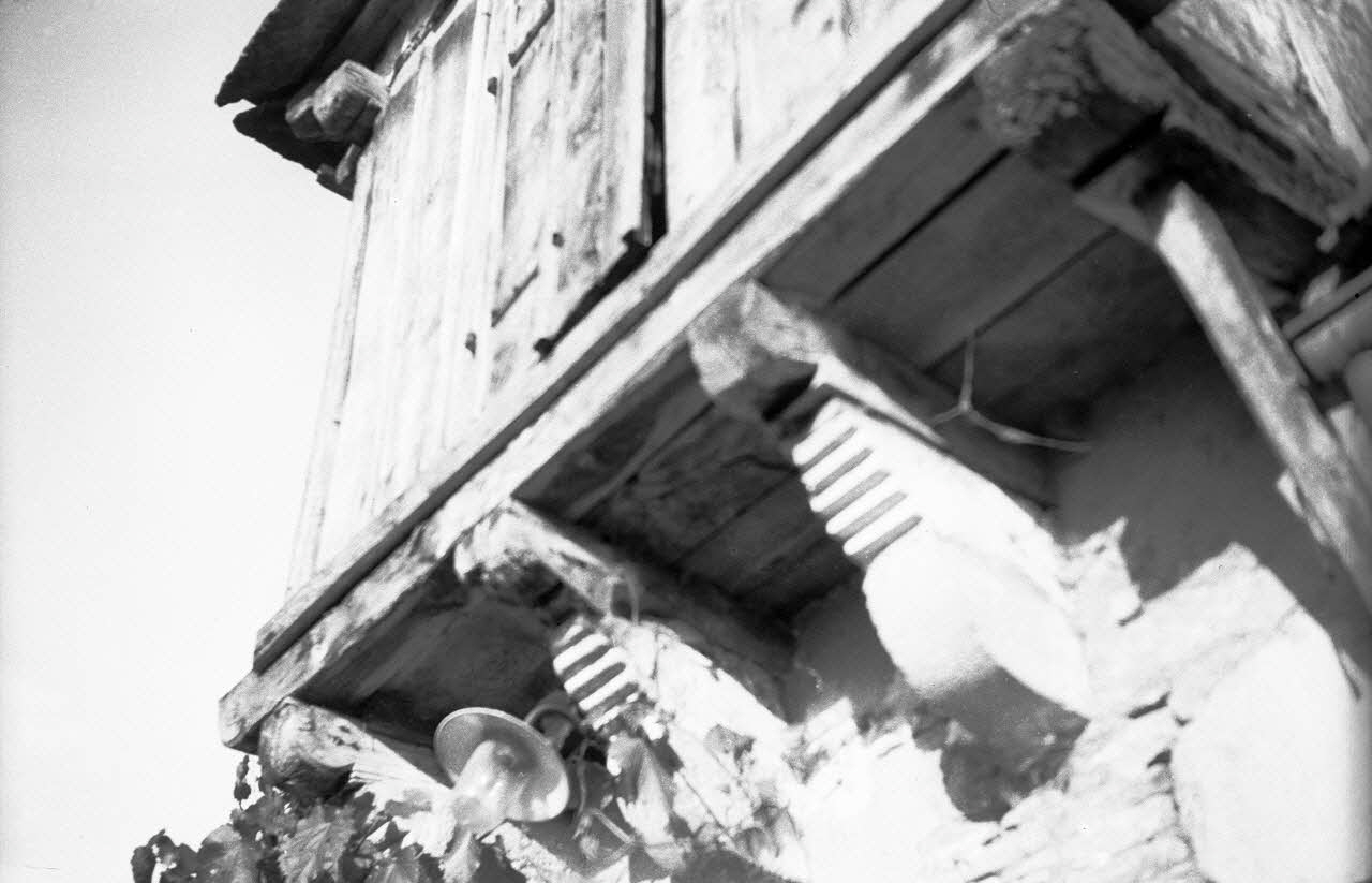 Jean Compagnon photographie Chez Monsieur Colon. Détail du pigeonnier Aquitaine, France 1943/9/1 Ph.1943.265.35 Photo