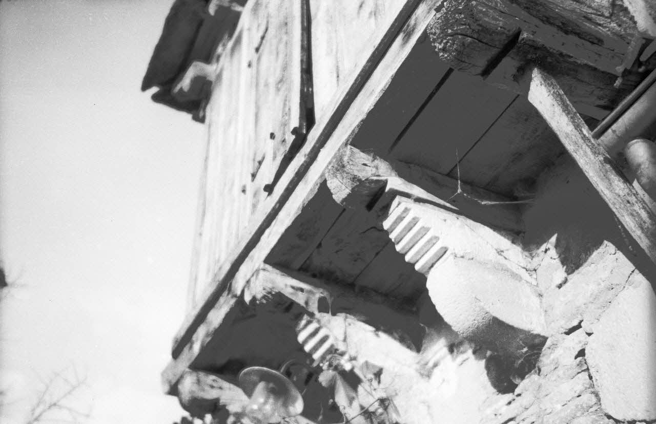 Jean Compagnon photographie Chez Monsieur Colon. Détail du pigeonnier Aquitaine, France 1943/9/1 Ph.1943.265.36 Photo