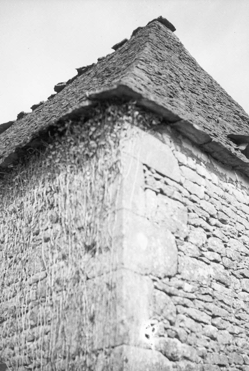 Jean Compagnon photographie Chez Monsieur Colon. Angle Ouest du bâtiment du logis Aquitaine, France 1943/9/1 Ph.1943.265.37 Photo