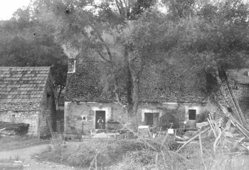 Jean Compagnon photographie Chez Monsieur Delhary. Vue sur le logis Aquitaine, France 1943/9/1 Ph.1943.265.40 Photo