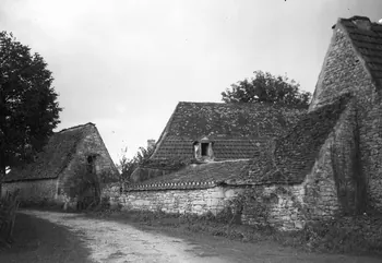Jean Compagnon photographie Chez Monsieur Alix. Vue générale de la ferme Aquitaine, France 1943/9/1 Ph.1943.265.54 Photo
