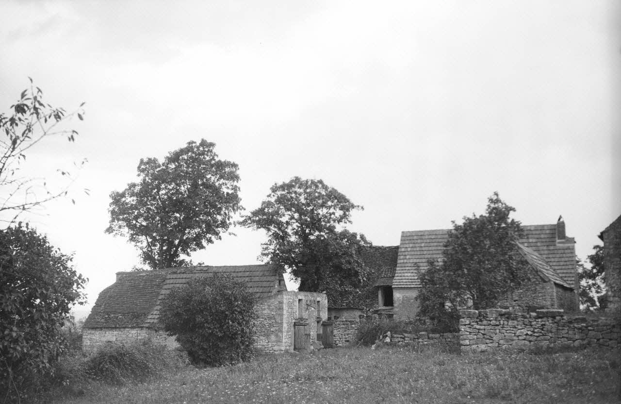 Jean Compagnon photographie Chez Madame Léonie. Vue générale de la ferme Aquitaine, France 1943/9/1 Ph.1943.265.55 Photo