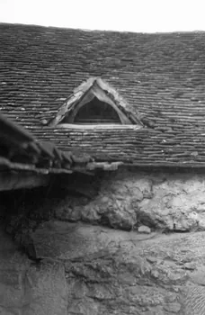 Jean Compagnon photographie Logis avec "balet" et escalier. Détail de la chatière sur le toit de l'ancien logis Aquitaine, France 1943/9/1 Ph.1943.265.64 Photo
