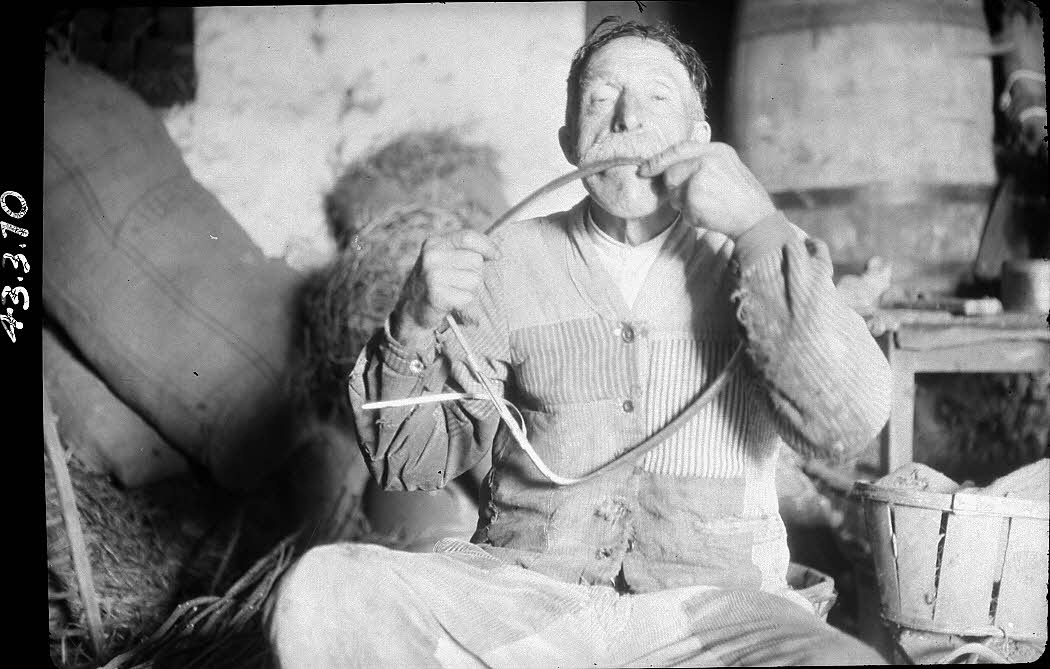 Dan Lailler photographie MNATP. Chantier 1810. Enquête sur les techniques artisanales (1942 - 1946) Pays de la Loire, France 1942/9/1 Ph.1943.3.10 Photo