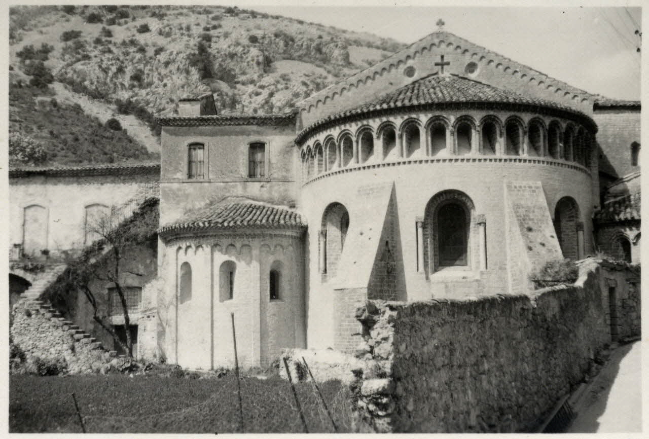 Yvon Almairac photographie Abside romane Languedoc-Roussillon, France 1943/4/13 Ph.1943.306.98 Photo