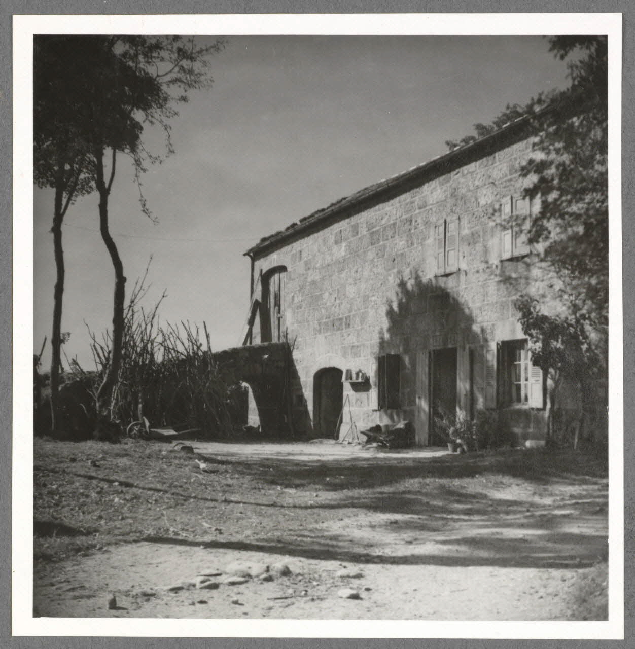 Croutzet photographie Ferme la Suchère. Rampe d'accès à la grange Auvergne, France 1942/10/2 Ph.1943.88.1  Photo