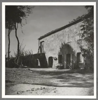 Croutzet photographie Ferme la Suchère. Rampe d'accès à la grange Auvergne, France 1942/10/2 Ph.1943.88.1 Photo
