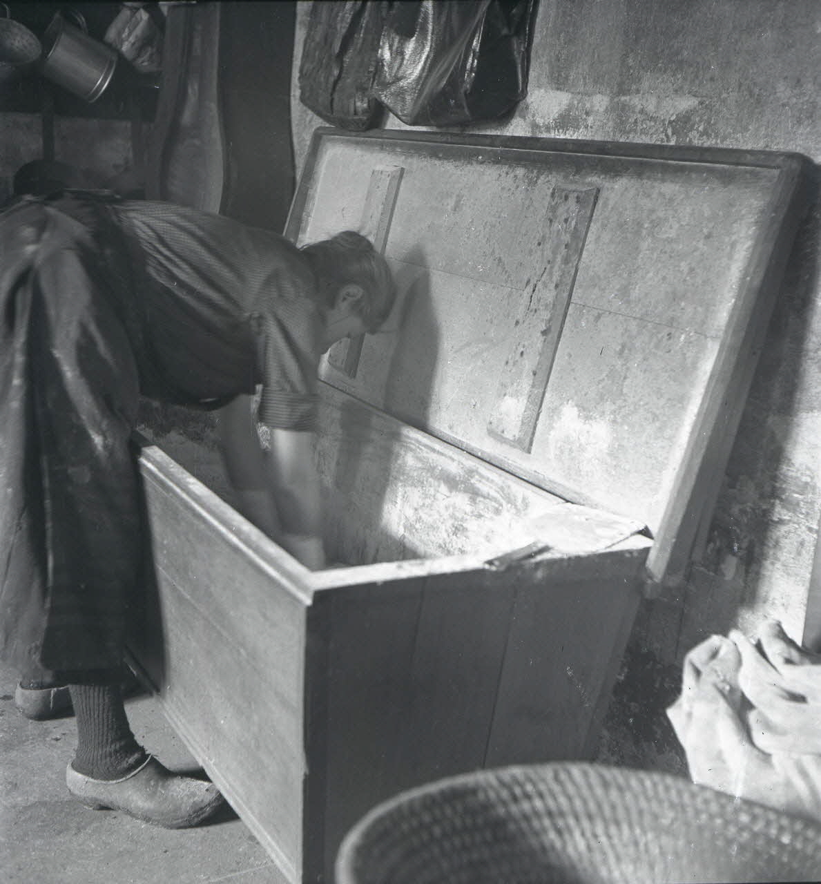 A. Aussonne photographie Pétrissage de la pâte à pain Limousin, France 1944/5/24 Ph.1944.117.76  Photo