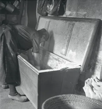 A. Aussonne photographie Pétrissage de la pâte à pain Limousin, France 1944/5/24 Ph.1944.117.76 Photo
