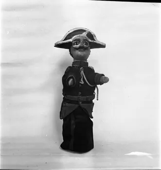 Pierre Dourdaine ; Pierre Soulier photographie MNATP. Enquête sur les théâtres de marionnettes conduite par Pierre Soulier (1944-1950) Ile-de-France, France 1944/7/1 Ph.1944.129.189  Photo