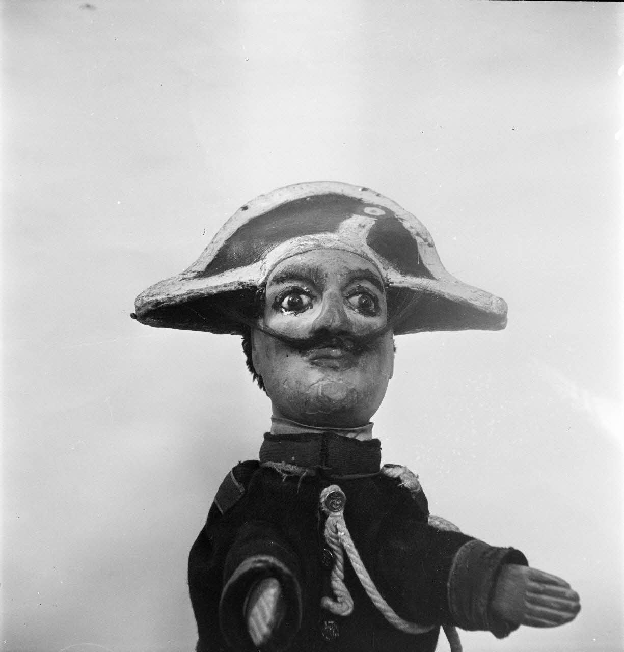 Pierre Dourdaine ; Pierre Soulier photographie MNATP. Enquête sur les théâtres de marionnettes conduite par Pierre Soulier (1944-1950) Ile-de-France, France 1944/7/1 Ph.1944.129.190  Photo