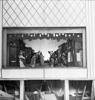 Pierre Dourdaine ; Pierre Soulier photographie MNATP. Enquête sur les théâtres de marionnettes conduite par Pierre Soulier (1944-1950) Ile-de-France, France 1944/7/1 Ph.1944.129.78  Photo