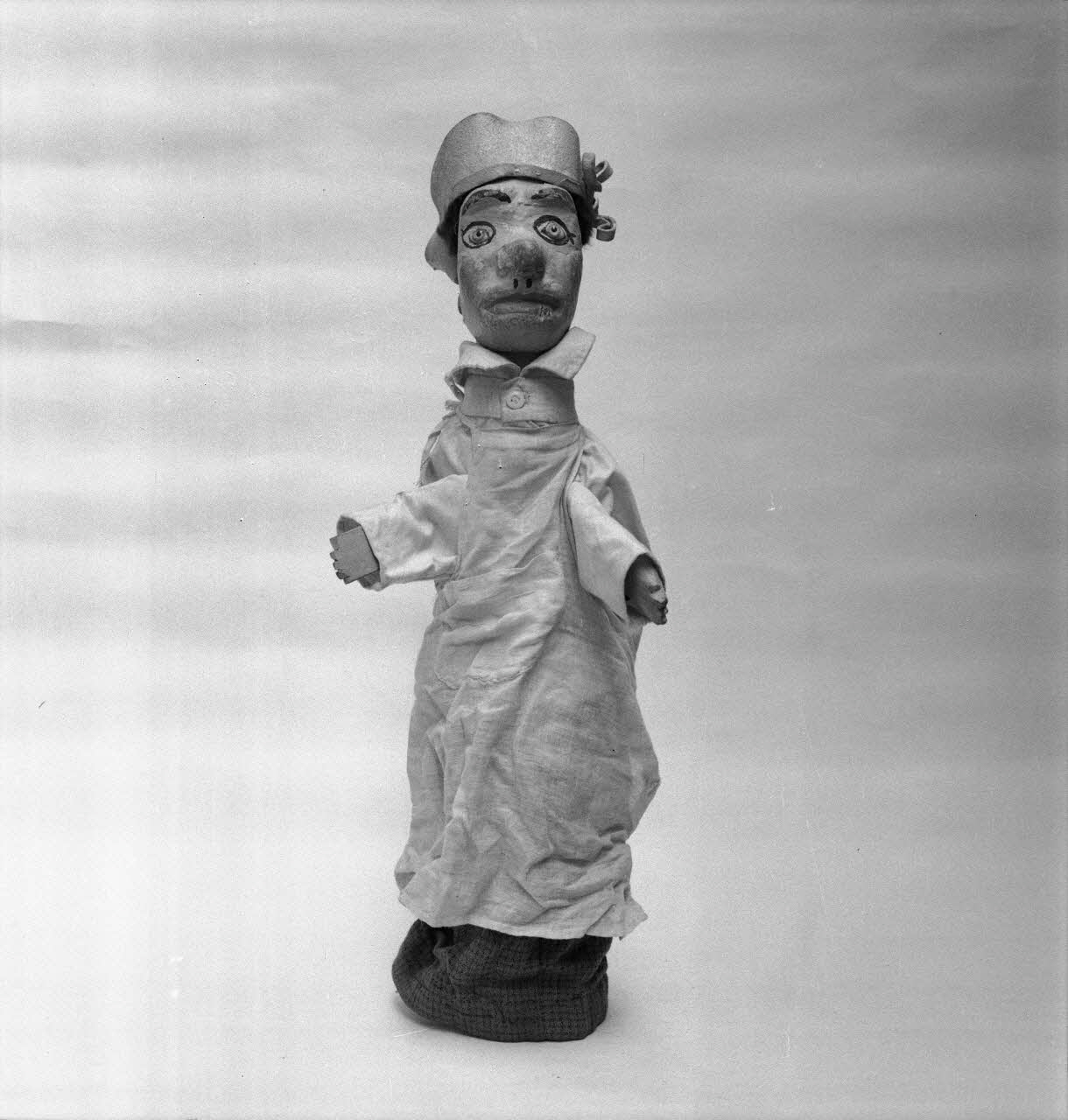 Pierre Dourdaine ; Pierre Soulier photographie MNATP. Enquête sur les théâtres de marionnettes conduite par Pierre Soulier (1944-1950) Ile-de-France, France 1944/7/20 Ph.1944.142.33  Photo