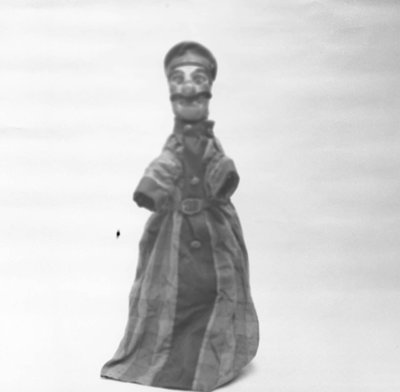 Pierre Dourdaine ; Pierre Soulier photographie MNATP. Enquête sur les théâtres de marionnettes conduite par Pierre Soulier (1944-1950) Ile-de-France, France 1944/7/20 Ph.1944.142.40 Photo