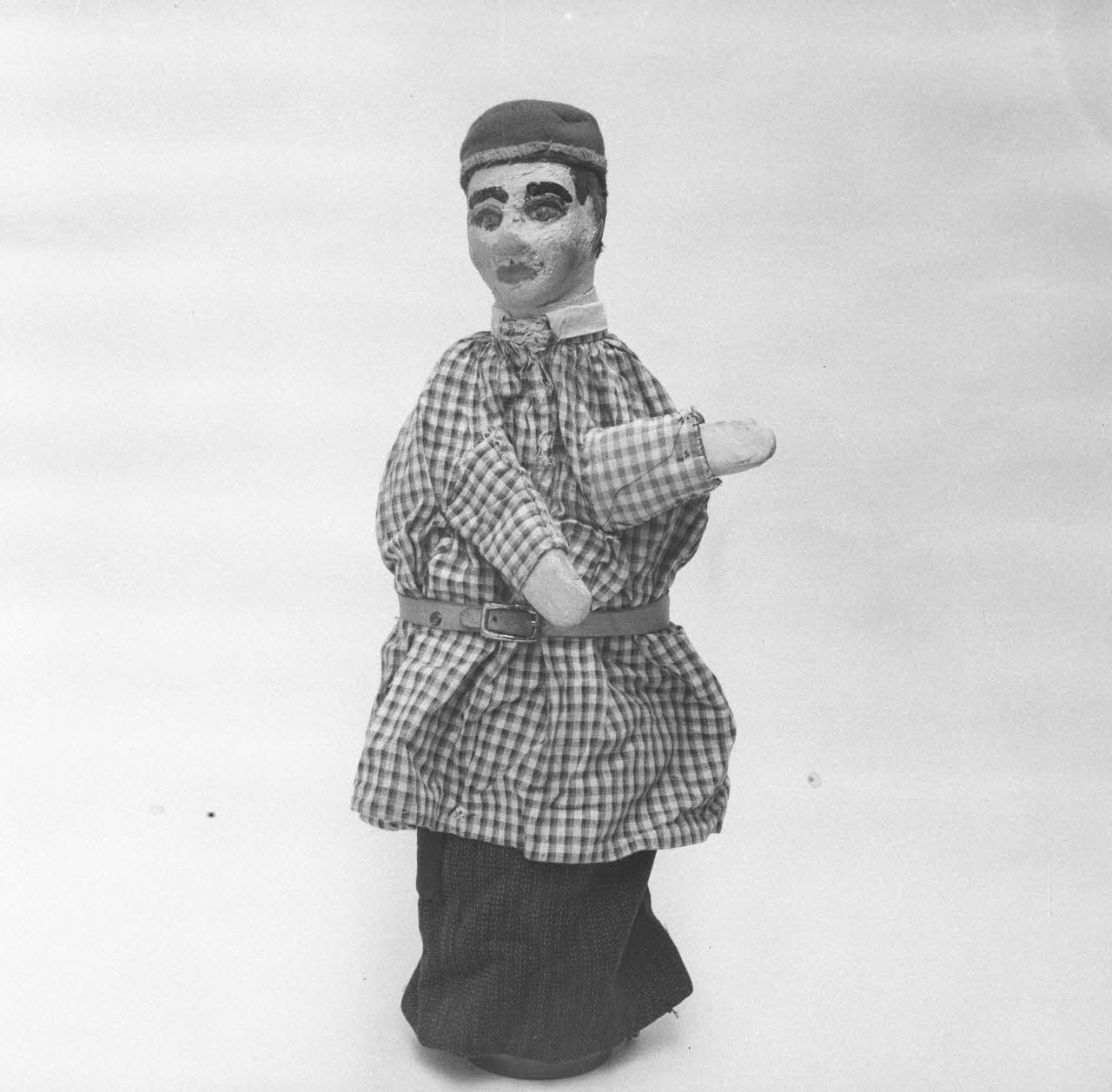 Pierre Dourdaine ; Pierre Soulier photographie MNATP. Enquête sur les théâtres de marionnettes conduite par Pierre Soulier (1944-1950) Ile-de-France, France 1944/7/20 Ph.1944.142.45 Photo