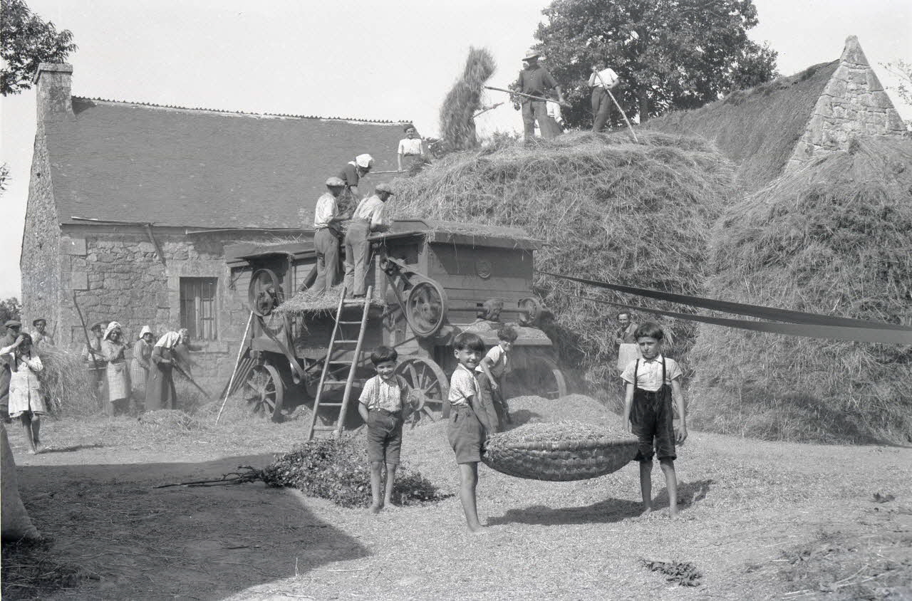 Gérard Franceschi photographie Scène de battage Bretagne, France 1944/9/1 Ph.1944.188.22 Photo
