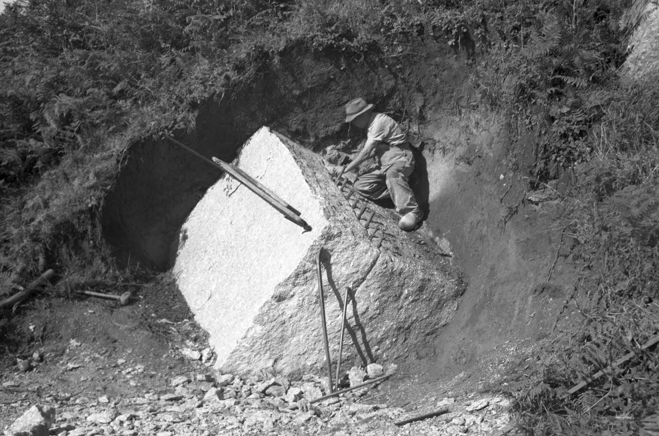Gérard Franceschi photographie Monsieur Joseph Layourd, tailleur de pierre. Tailleur de pierres sur le bloc de granit Bretagne, France 1944/9/1 Ph.1944.188.9 Photo