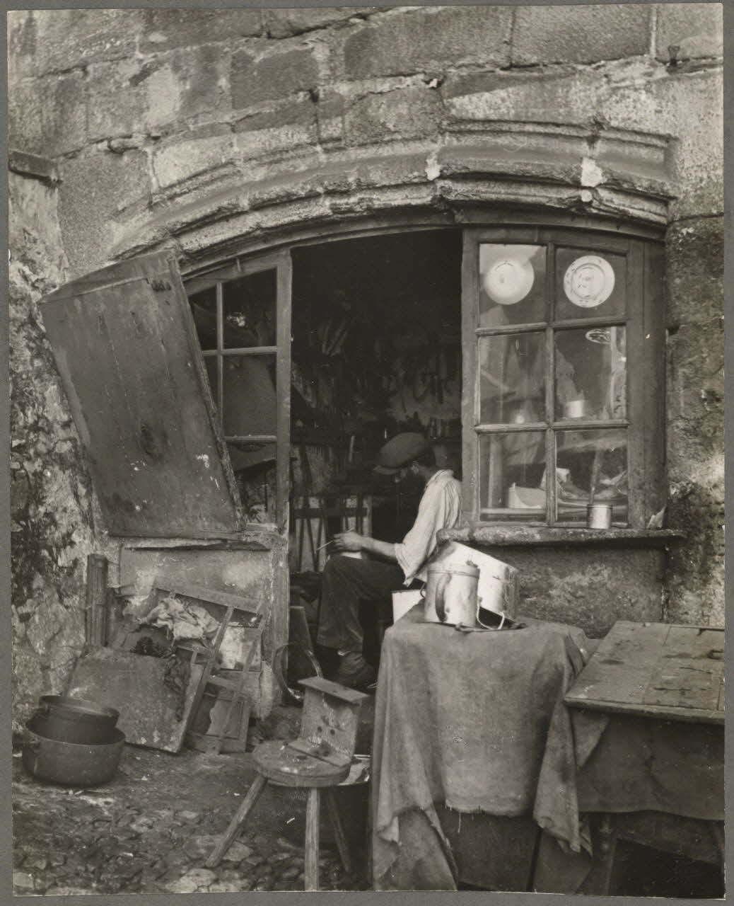 Bonis photographie Atelier de rétameur Limousin, France 1945 Ph.1945.25.1 Photo