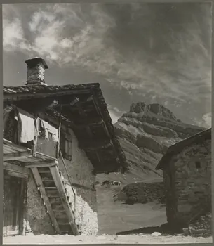 Bonis photographie Hameau de Roseland (temporaire). Chalet d'alpage, grosse maçonnerie enduite partiellement. Couverture en ancelles (écailles de bois fendues). Les rives du toit sont en lauzes (schiste). Au fond, le rocher du vent Rhône-Alpes, France 1945 Ph.1945.25.2  Photo