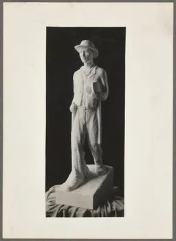 Manceau photographie Retour du bûcheron (plâtre patiné). Hauteur totale : 0,65m ; base : 0,11 x 0,23 Champagne-Ardenne, France 1939 Ph.1945.39.1 Photo