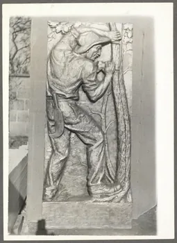 Manceau photographie La ploumerie (écorceur). Plâtre patiné bronze. Hauteur totale : 1,75m (1933) ; largeur : 0,75m, relief : 0,10m (1934) Champagne-Ardenne, France 1939 Ph.1945.39.2 Photo