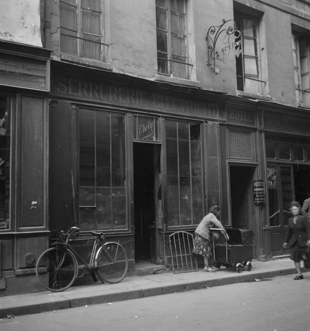Pierre Soulier photographie MNATP. Enquête sur le décor des boutiques parisiennes conduite par Pierre Soulier (1945-1950) Ile-de-France, France 1945/5/23 Ph.1945.67.59 Photo