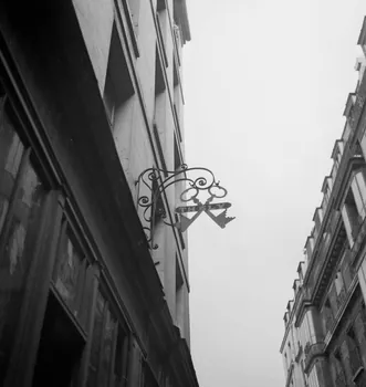 Pierre Soulier photographie MNATP. Enquête sur le décor des boutiques parisiennes conduite par Pierre Soulier (1945-1950) Ile-de-France, France 1945/5/23 Ph.1945.67.60 Photo