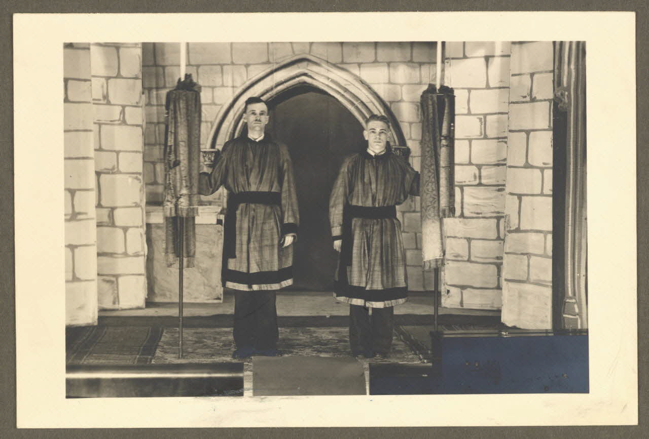 Jules Rozier photographie Vignerons revêtus des costumes des confrères de Saint-Vernier de Dole où la confrérie existait dès le 15è siècle. Ils portent les cierges enrubannés de la confrérie Franche-Comté, France 1905/4/26 Ph.1945.82.1 Photo