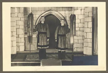 Jules Rozier photographie Vignerons revêtus des costumes des confrères de Saint-Vernier de Dole où la confrérie existait dès le 15è siècle. Ils portent les cierges enrubannés de la confrérie Franche-Comté, France 1905/4/26 Ph.1945.82.1  Photo