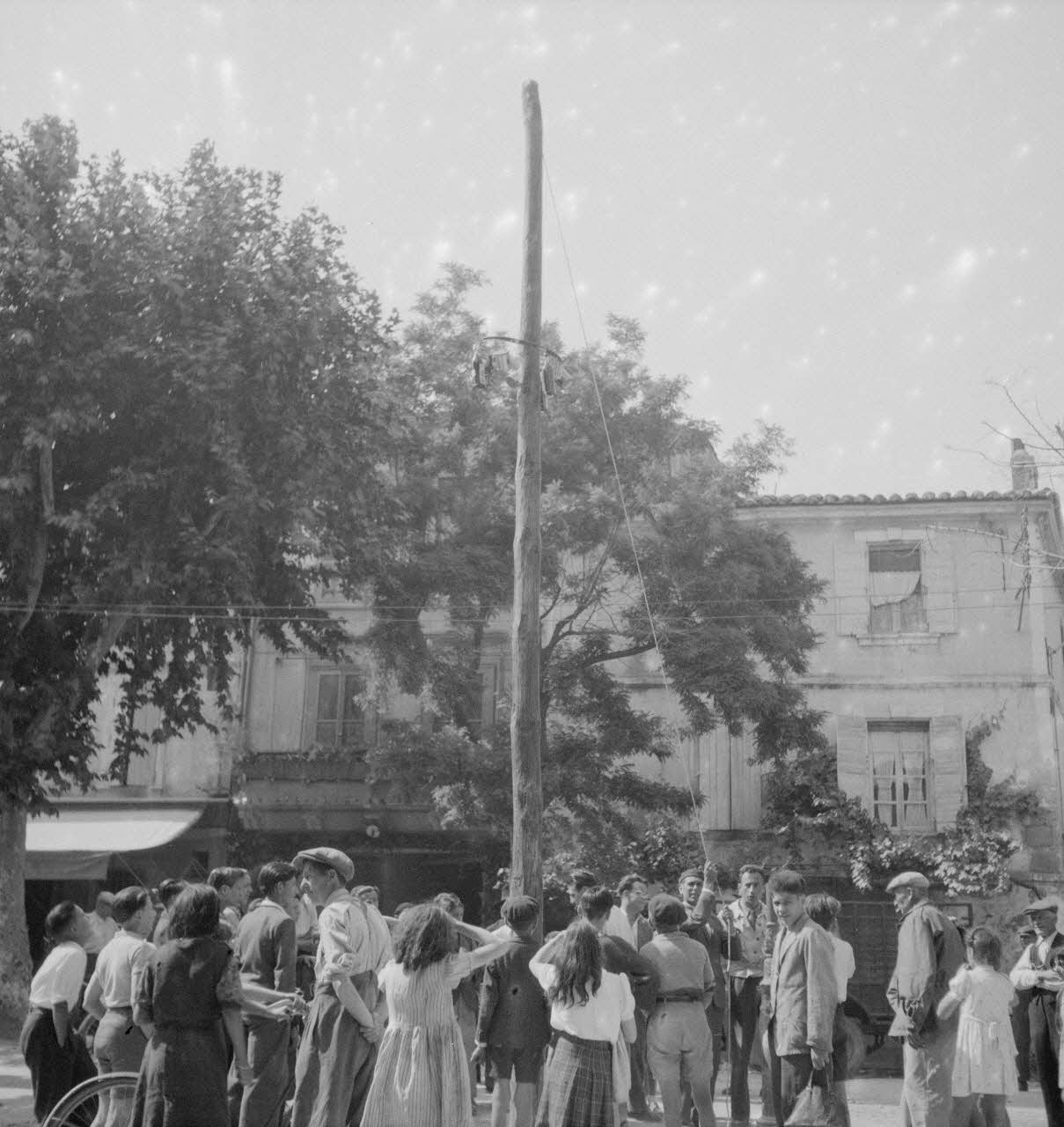Pierre Soulier photographie Fêtes de la tarasque organisée par la commune libre de Jarnègues les 22, 23 et 24 juin 1946 à Tarascon Provence-Alpes-Côte d'Azur, France 1946/6/24 Ph.1946.118.120 Photo