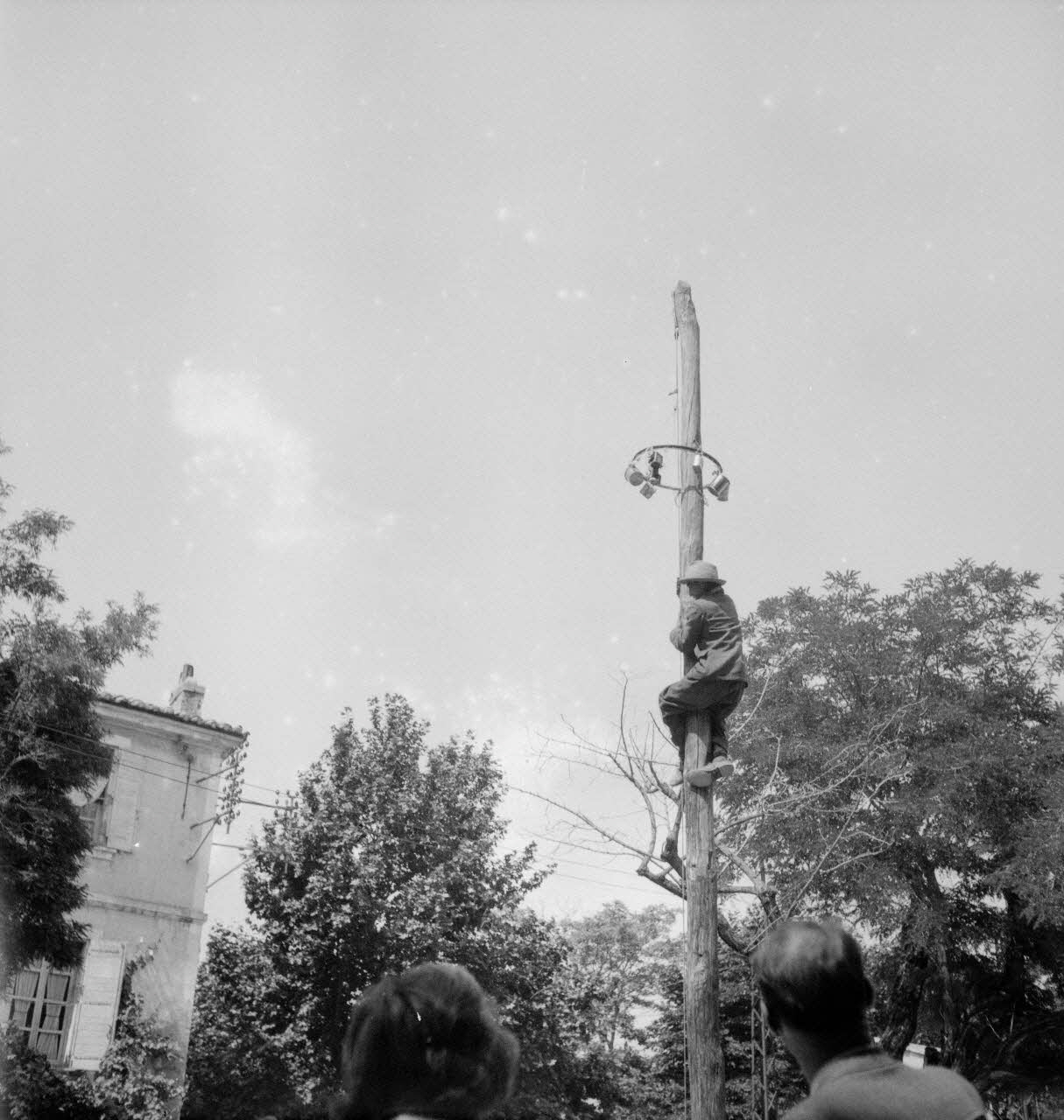 Pierre Soulier photographie Fêtes de la tarasque organisée par la commune libre de Jarnègues les 22, 23 et 24 juin 1946 à Tarascon Provence-Alpes-Côte d'Azur, France 1946/6/24 Ph.1946.118.121 Photo