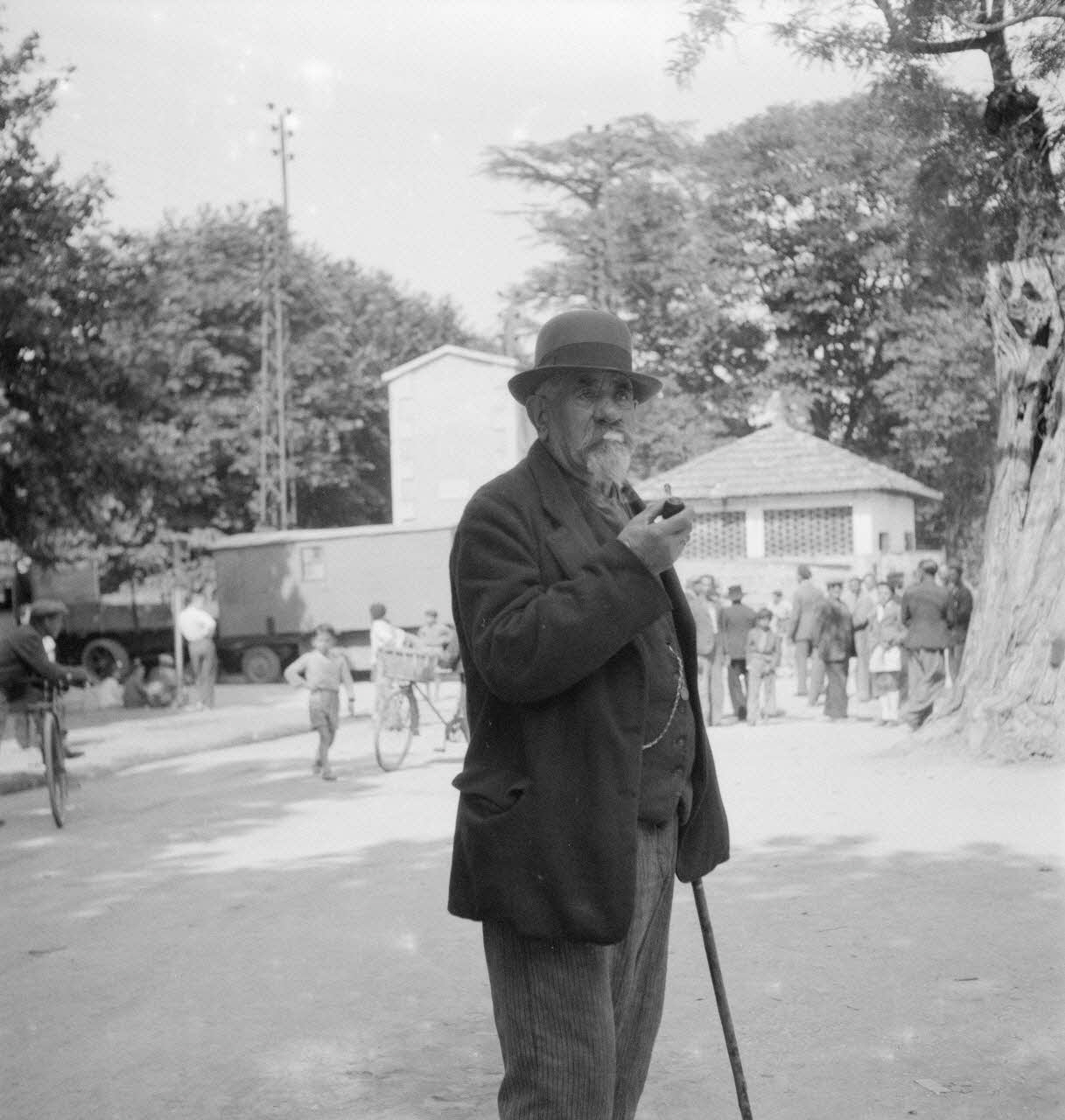 Pierre Soulier photographie Fêtes de la tarasque organisée par la commune libre de Jarnègues les 22, 23 et 24 juin 1946 à Tarascon Provence-Alpes-Côte d'Azur, France 1946/6/24 Ph.1946.118.130 Photo