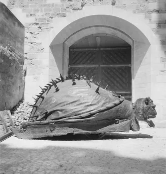 Pierre Soulier photographie Fêtes de la tarasque organisée par la commune libre de Jarnègues les 22, 23 et 24 juin 1946 à Tarascon Provence-Alpes-Côte d'Azur, France 1946/6/25 Ph.1946.118.135  Photo