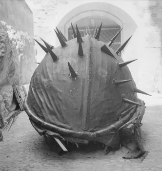 Pierre Soulier photographie Fêtes de la tarasque organisée par la commune libre de Jarnègues les 22, 23 et 24 juin 1946 à Tarascon Provence-Alpes-Côte d'Azur, France 1946/6/25 Ph.1946.118.136  Photo