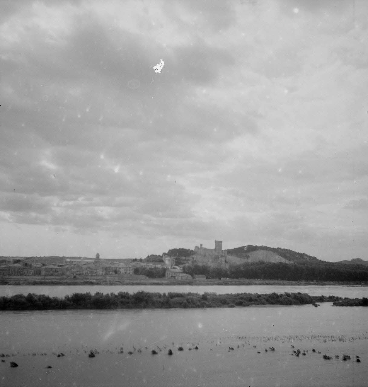 Pierre Soulier photographie Fêtes de la tarasque organisée par la commune libre de Jarnègues les 22, 23 et 24 juin 1946 à Tarascon Provence-Alpes-Côte d'Azur, France 1946/6/25 Ph.1946.118.154 Photo