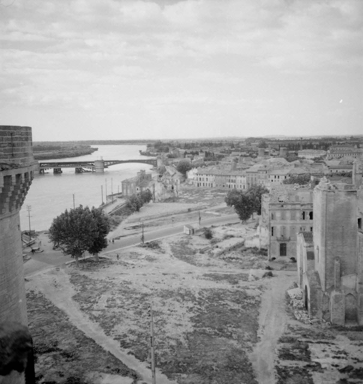 Pierre Soulier photographie Fêtes de la tarasque organisée par la commune libre de Jarnègues les 22, 23 et 24 juin 1946 à Tarascon Provence-Alpes-Côte d'Azur, France 1946/6/25 Ph.1946.118.160 Photo