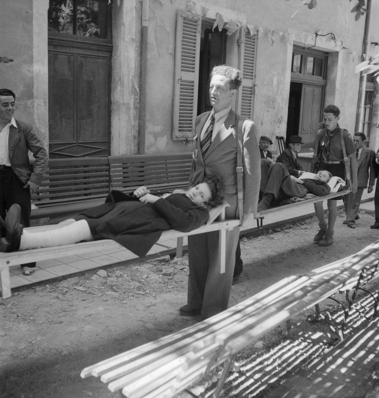 Pierre Soulier photographie Malade porté sur une civière par des brancardiers aveugles Provence-Alpes-Côte d'Azur, France 1946/6/30 Ph.1946.118.169 Photo
