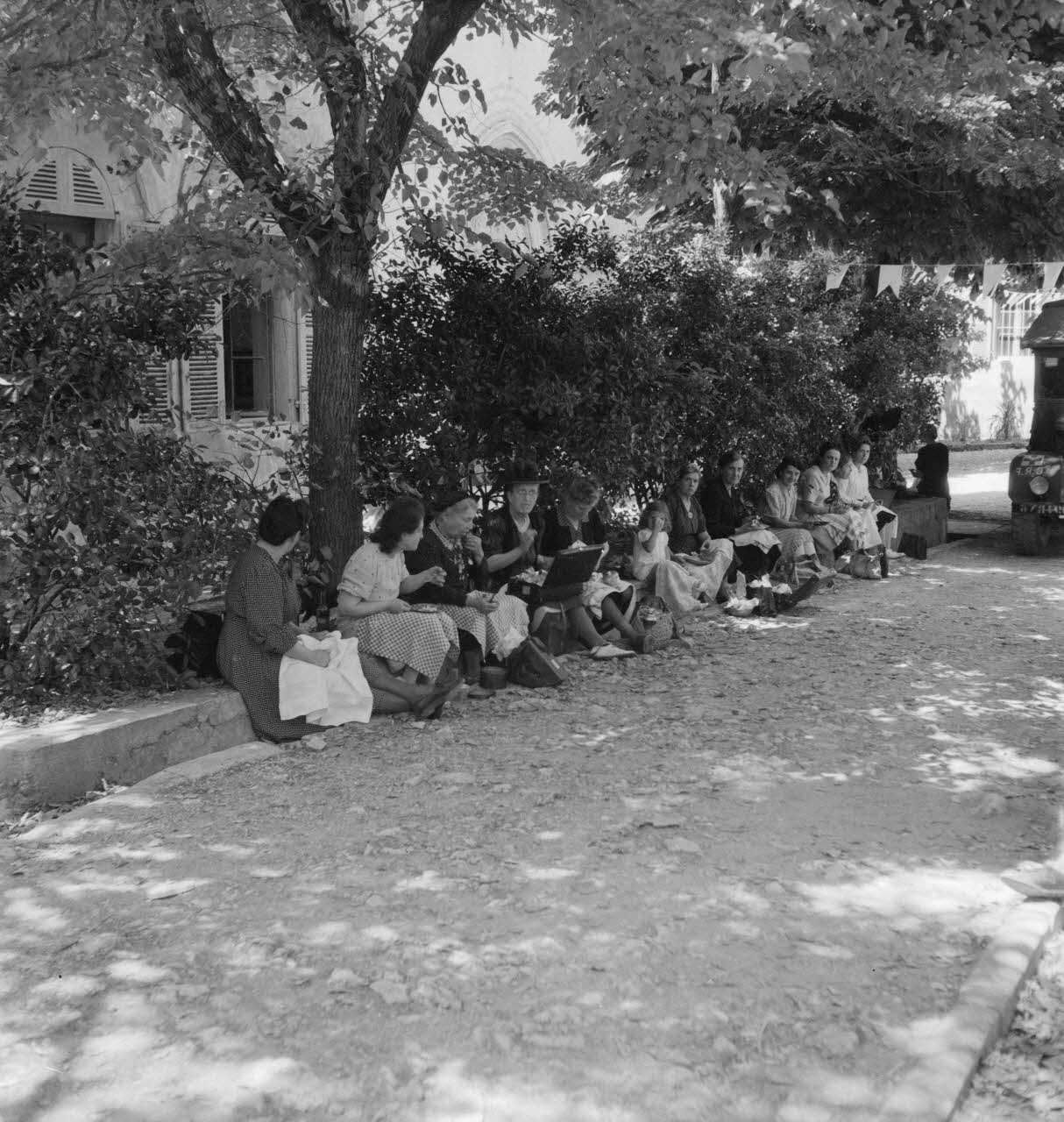 Pierre Soulier photographie Pèlerinage Provence-Alpes-Côte d'Azur, France 1946/6/30 Ph.1946.118.175 Photo
