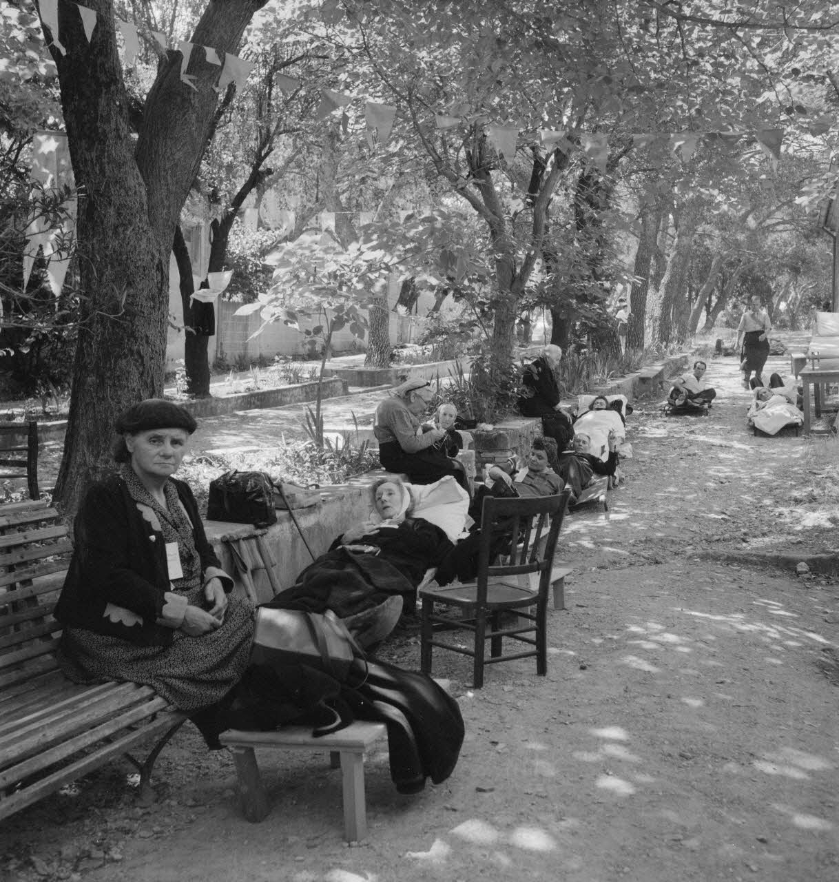Pierre Soulier photographie Malade sur des civières l'après-midi Provence-Alpes-Côte d'Azur, France 1946/6/30 Ph.1946.118.177 Photo
