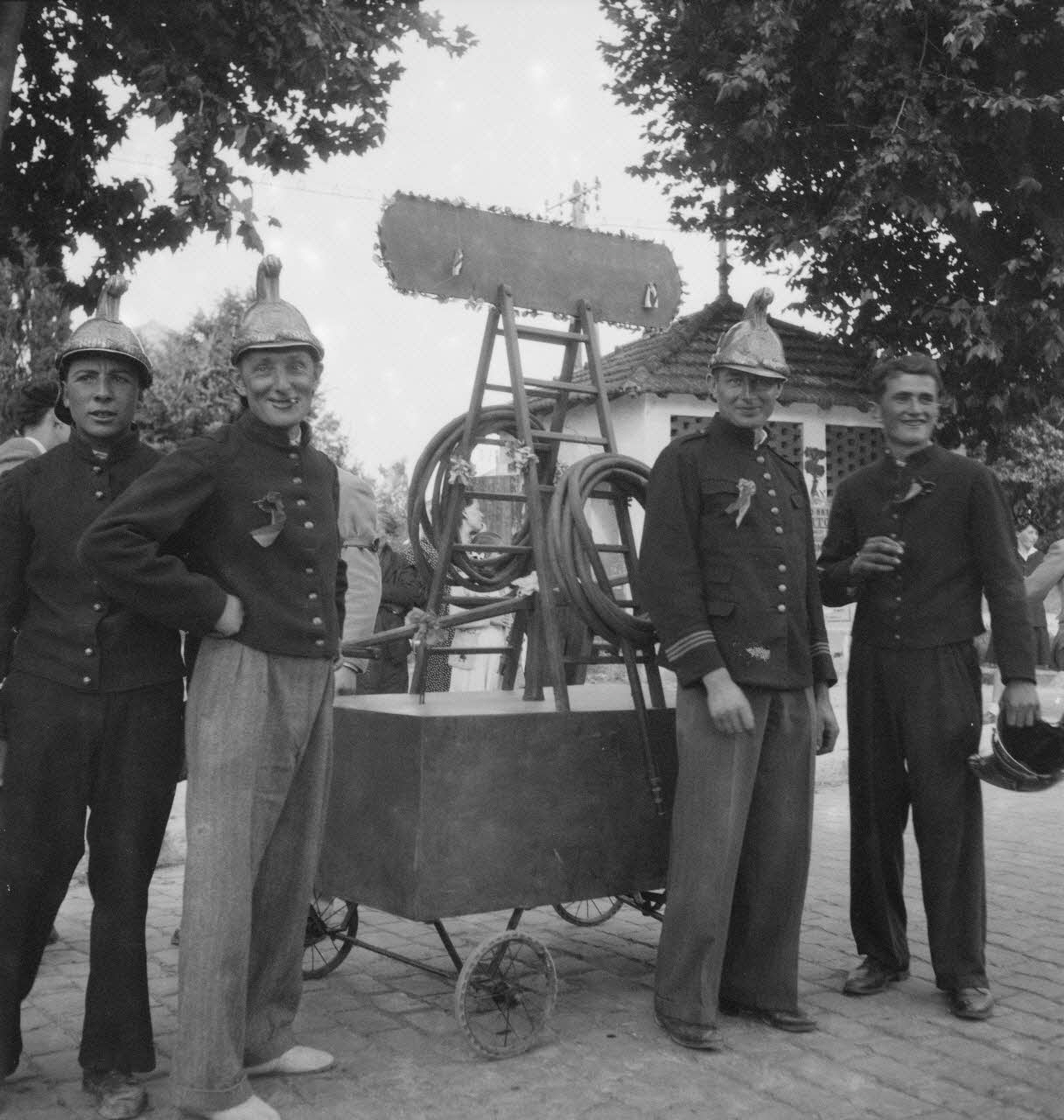 Pierre Soulier photographie Fêtes de la tarasque organisée par la commune libre de Jarnègues les 22, 23 et 24 juin 1946 à Tarascon Provence-Alpes-Côte d'Azur, France 1946/6/23 Ph.1946.118.182 Photo